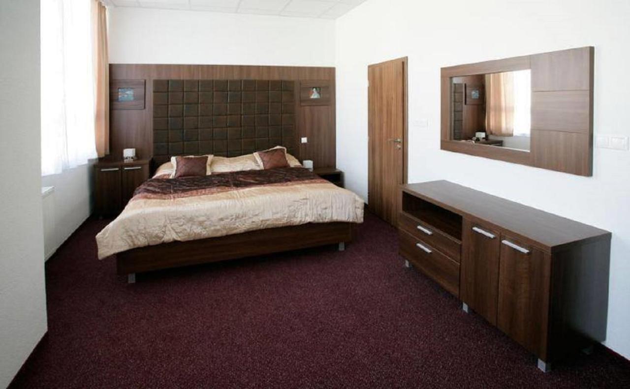 Hotel Branc, Garni Senica Ngoại thất bức ảnh
